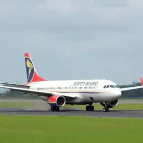 Avião com seis pessoas a bordo sai da pista durante o pouso e afeta operação de aeroporto em Porto Seguro avião sai da pista